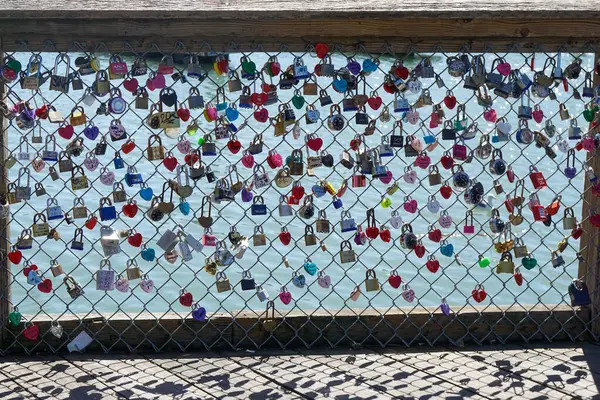 Bir tel örgüye bağlı geniş bir kilit çeşidi..