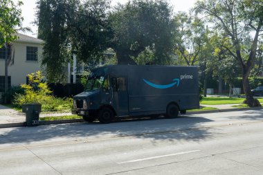 Bir apartmanın önüne park etmiş bir Amazon nakliye kamyonu..