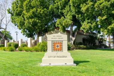 Pasadena halk kütüphanesinin bahçesindeki kütüphane tabelası..