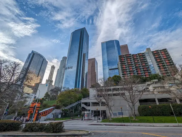 Bunker Hill, Los Angles şehir merkezinde, ünlü Melekler Uçuş treninin ve ikonik gökdelenlerin evi..