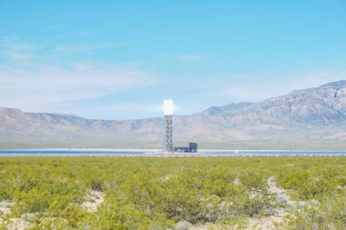 Ivanpah Güneş Elektriği Üretim Sistemi. Mojave Çölü 'nde yoğunlaştırılmış bir güneş enerjisi santrali.