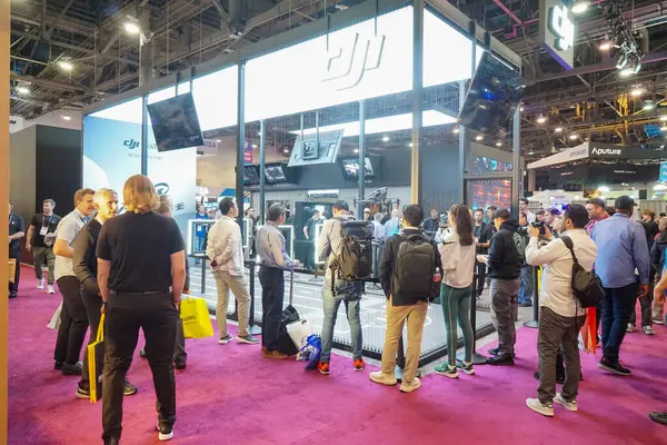 Las Vegas, 2024 'te Ulusal Yayın Birliği' nin DJI standında canlı İHA gösterileri.