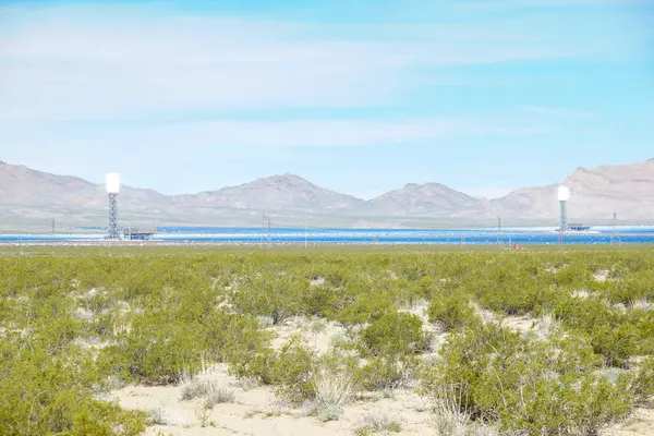 Ivanpah Güneş Elektriği Üretim Sistemi. Kaliforniya 'nın ortasında, Mojave Çölü' nde yoğunlaştırılmış bir güneş enerjisi santrali.