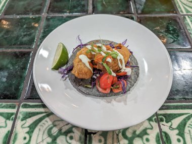 Gurme mavi mısır tortilla, yanında limonlu karidesli taco..