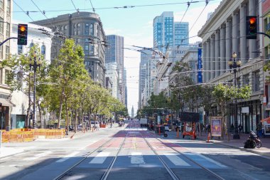 San Francisco 'nun merkezindeki Market Caddesi' nden çekilmiş bir şehir fotoğrafı..