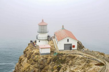 Kuzey Kaliforniya 'daki tarihi Point Reyes Deniz Feneri' nin yüksek açılı manzarası.