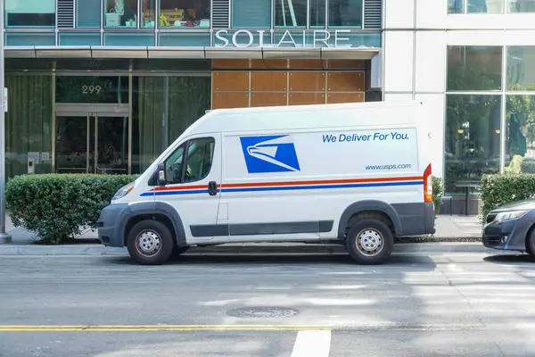 Bir ABD. Posta Servisi, San Francisco 'da sokağa park edilmiş bir minibüs..