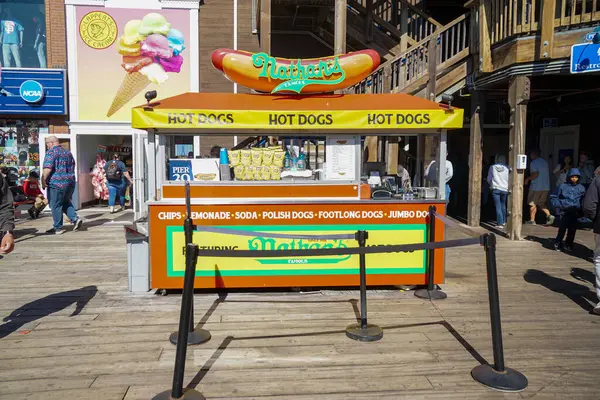 Nathans 'ın sosisli sandviç büfesi 39. İskele, San Francisco' nun ortasında..