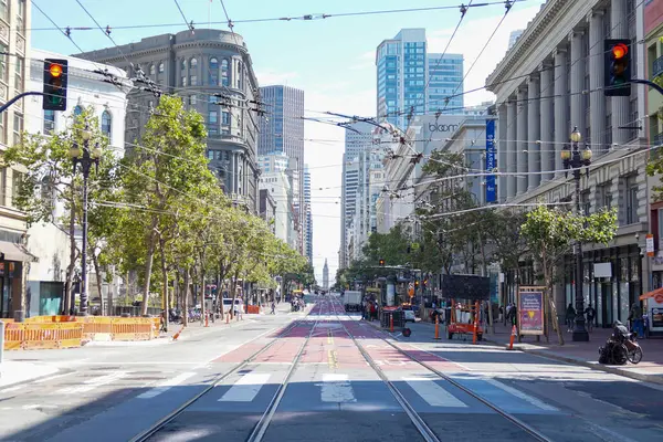 San Francisco 'nun merkezindeki Market Caddesi' nden çekilmiş bir şehir fotoğrafı..