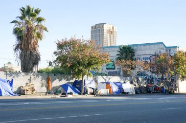 Los Angeles şehir merkezinde bir evsiz çadırı..