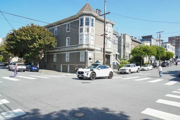 Kendi kendine giden Waymo, güzel bir bahar gününde San Francisco 'da bir yerleşim bölgesinde dolaşır..