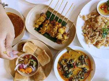 Tayland yemeği ve ahşap yemek masasında fıstık soslu tavuk satay manzarası, ünlü yerel yemeklerden biri..