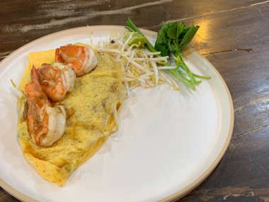 Tayland usulü kızarmış erişte, karidesli karışık erişte Tayland dilinde 