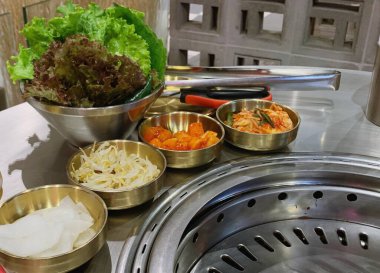 Kore barbekü tarzında fırında pişirilmiş çeşitli çiğ et setleri.