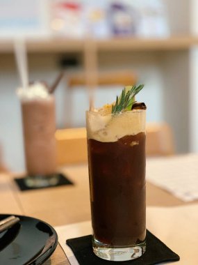 Çikolata soslu buzlu kahve.