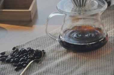 Özel bir tadı olan damlatılmış kahve yapmak.