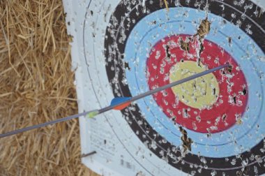 Yakın plan - merkezli bir hedefteki bir okun hedefinin görüntüsü.