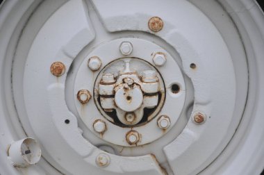 Kilitli paslı metal bir kapı.