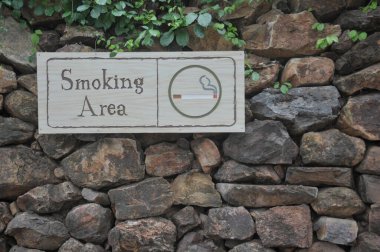 Duvarda sigara içme işareti yok.