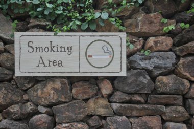 Duvarda sigara içme işareti yok.