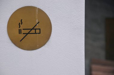 Duvarda sigara içme işareti yok.