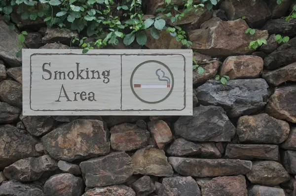 Duvarda sigara içme işareti yok.