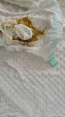 Buruşmuş beyaz ve kahverengi renkli kumaş.