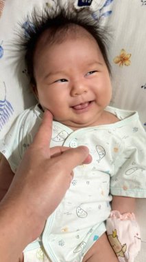 Yatakta uzanmış tatlı bir oğlan çocuğu.