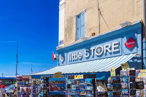 Marseille フランス 2022年8月2日 Vieux Port の土産物店 それは古代から街の自然港となっており 現在はマルセイユの主な人気のある場所です 2013年に歩行者専用道路となった — ストック写真