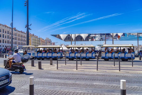 Marseille フランス 2022年8月2日 ビューポート の観光列車での観光客 それは古代から街の自然港となっており 現在はマルセイユの主な人気のある場所です 2013年に歩行者専用道路となった — ストック写真