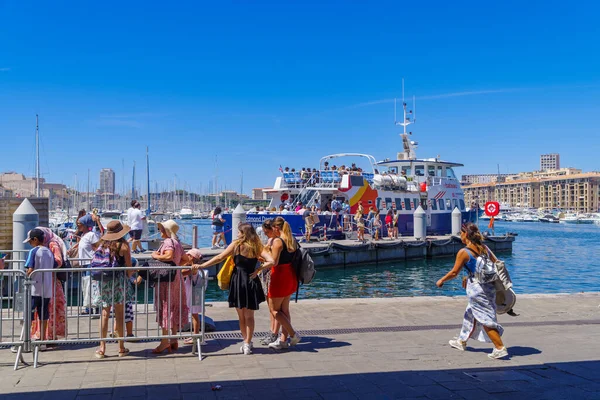 2022年8月2日 排队等候观光船的人们 它自古以来就是这个城市的天然港口 现在是马赛最受欢迎的地方 2013年 它主要是行人道 — 图库照片