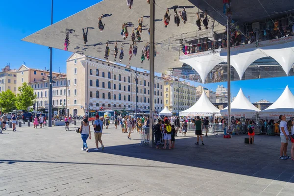 Marseille France August 2022 People Mirroe Canopy Old Harbor City — Stock Photo, Image