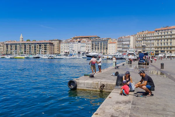 Marseille フランス 2022年8月2日 Vieux Port の眺め それは古代から街の自然港となっており 現在はマルセイユの主な人気のある場所です 2013年に歩行者専用道路となった — ストック写真