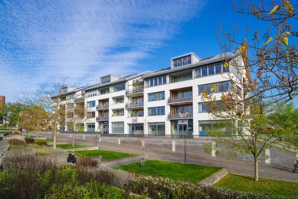 Oldenzaal Netherlands 2022年11月5日 在一个阳光明媚的秋日 为老年人建造现代白色公寓楼 — 图库照片