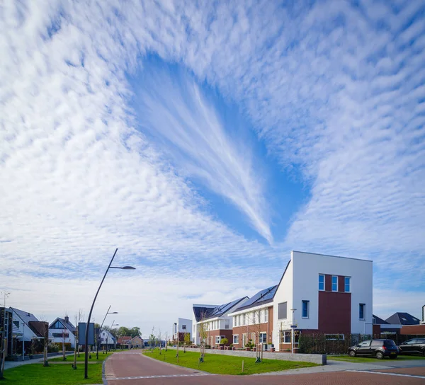 Hollanda Üzerinde Güzel Bulutlar Bulunan Yeni Yerleşim Bölgesi — Stok fotoğraf