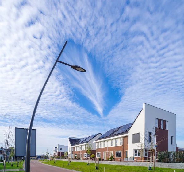 Nowo Wybudowana Dzielnica Mieszkalna Holandii Pięknymi Chmurami Nad — Zdjęcie stockowe