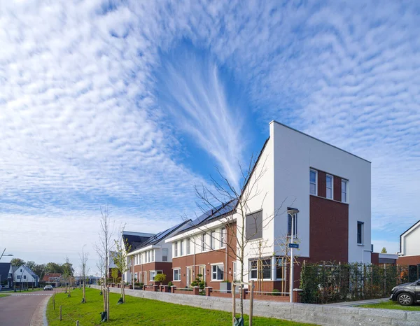 荷兰新建的住宅区 上面有一些美丽的云彩 — 图库照片