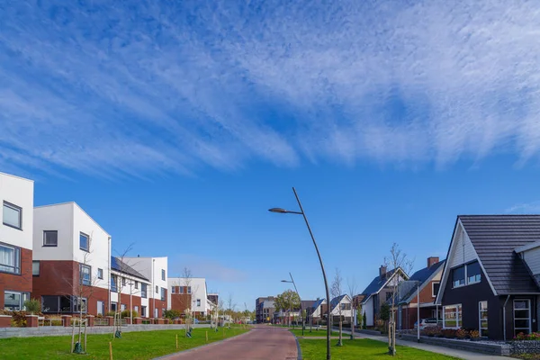 Nieuw Gebouwde Woonwijk Nederland Met Daarboven Enkele Mooie Wolken Stockfoto