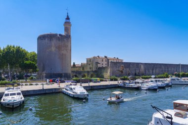 AIGUES-MorTES, FRANCE - 4 AĞUSTOS 2022: Eski ortaçağ duvarı ve şehrin kulesi