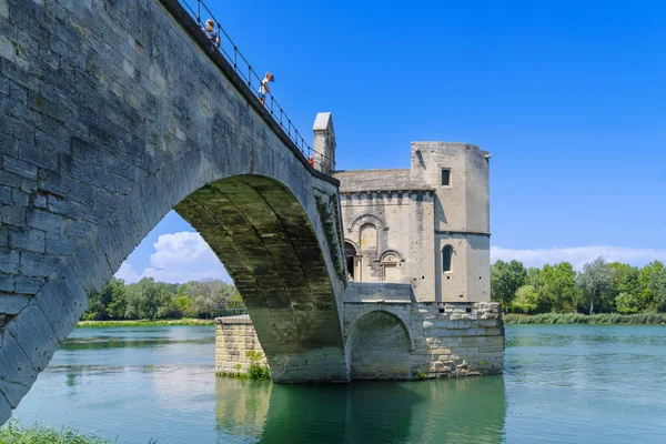 圣本策桥 Pont Saint Bnzet 也被称为阿维尼翁桥 Pont Avignon 是一座横跨罗纳河的中世纪桥梁 位于法国南部阿维尼翁市 只有四个拱门活了下来 — 图库照片