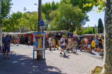 ARLES, FRANCE - 6 AĞUSTOS 2022: Meşhur Arles Cumartesi yemekleri ve sebze pazarı, Provence 'ın en büyüklerinden biri
