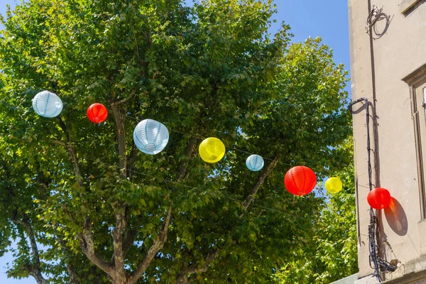 Kleurrijke Ballonnen Hangend Straten Van Arles Frankrijk — Stockfoto