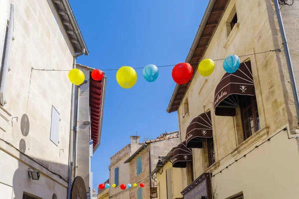 Kolorowe Balony Wiszące Ulicach Arles Francja — Zdjęcie stockowe