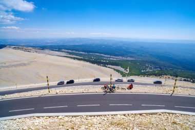 Mont Ventoux 'un muhteşem manzarası. 1.909 m (6.263 ft) yüksekliğiyle bölgenin en yüksek dağıdır ve 