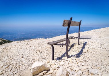 Mont Ventoux, Fransa 'nın tepesindeki eski püskü bankta. 1.909 m (6.263 ft) yüksekliğiyle bölgenin en yüksek dağıdır ve 