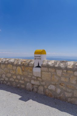 Fransa, Mont Ventoux 'un tepesindeki işaret taşı. 1.909 m (6.263 ft) yüksekliğiyle bölgenin en yüksek dağıdır ve 