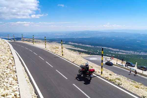 ベドイン フランス 2022年8月7日 モンヴェントゥーの上にオートバイ乗り 標高1 909メートル 263 この地域で最も高い山であり プロヴァンスの獣 と呼ばれている — ストック写真
