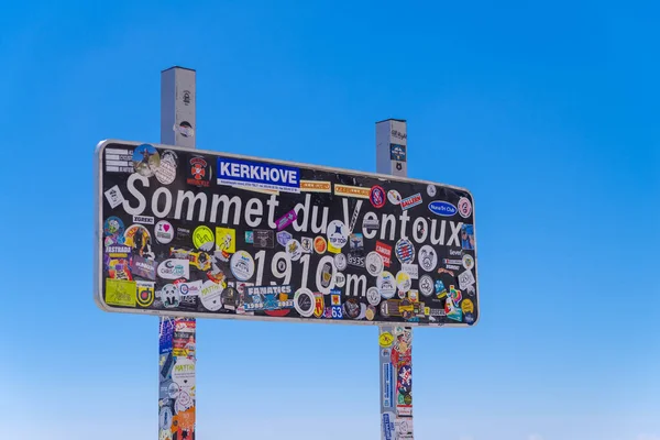 在Ventoux山顶上的盾牌它海拔1 909米 263英尺 是该地区最高的山 被尊称为 普罗旺斯野兽 — 图库照片