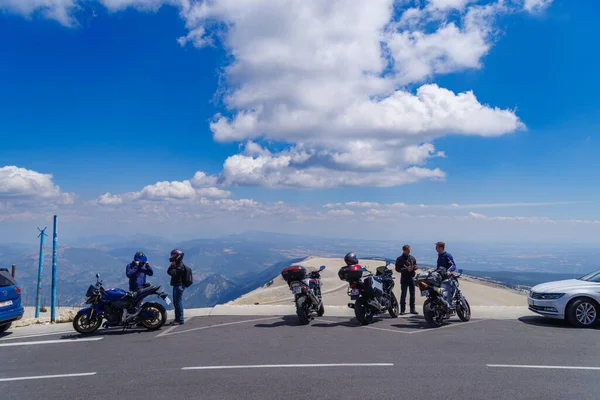 2022年8月7日フランス ベドイン モンベントーの上にあるオートバイは プロバンスの素晴らしい景色を楽しんでいます — ストック写真