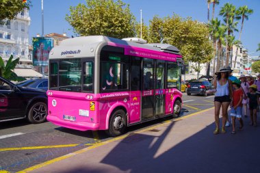 CANNES, FRANCE - 8 Ağustos 2022: Cannes şehir merkezinde turistler toplu taşımacılık